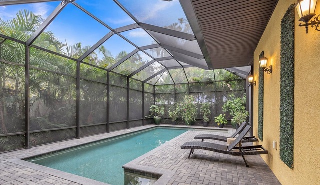 Urban Oasis- Downtown SRQ Luxury Pool Home!