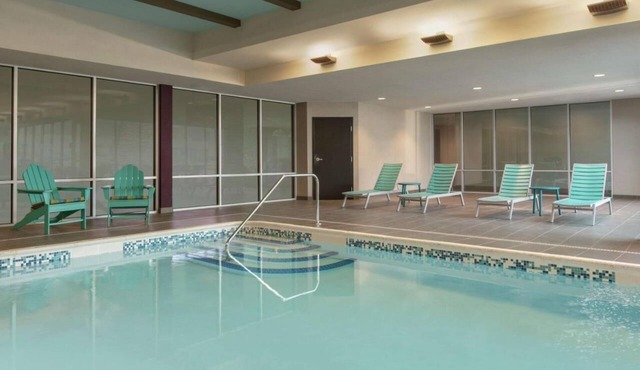 Urban Oasis! FREE Breakfast and Parking, Pets Allowed, Onsite Pool!