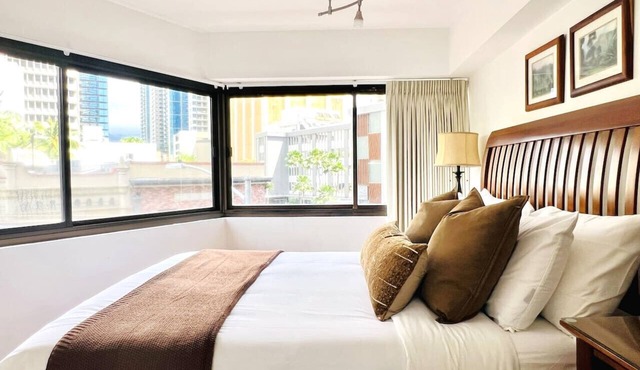 Urban Oasis in Honolulu: Comfort & Parking