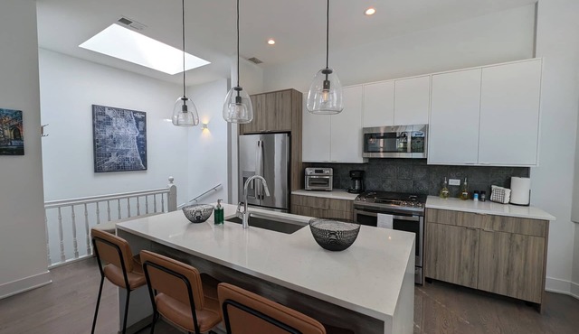 Urban Oasis in Roscoe Village! Pet friendly and family friendly!