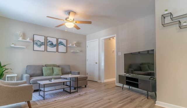 Urban Oasis: Newly Renovated Luxury Townhome -2BR Kingbed - 1Mile from Downtown
