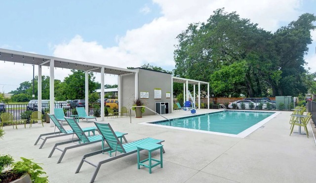 Urban Oasis! Onsite Parking, Pets Allowed, Short Drive to Pensacola Beach