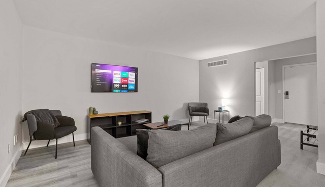 Urban Oasis Sleek, Cozy & Well-Located