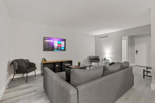 Urban Oasis Sleek Cozy & Well-Located