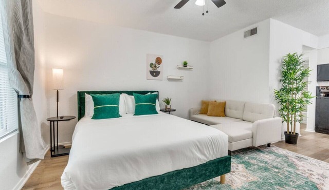 Urban Oasis Studio - Austin - 8 mins to Downtown