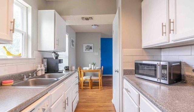 Urban Oasis: Stylish 1 BR, 1 BA Apartment in SATX