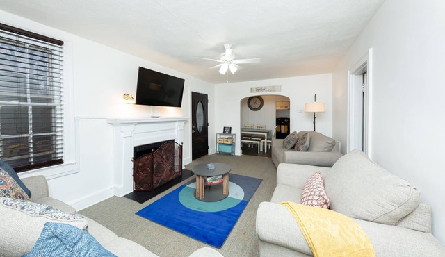 Urban Oasis: Vibrant Charm 5 Mins from DC!