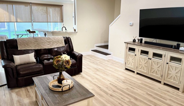 Urban Oasis - Your Ideal Home Away from Home!