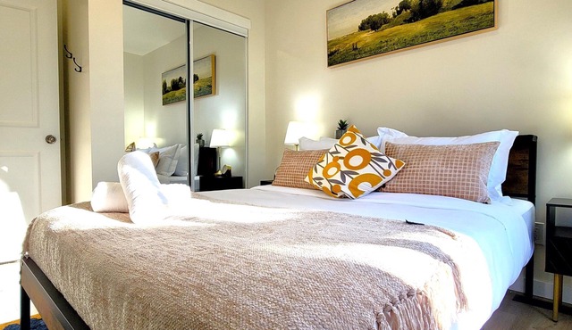 Urban-Peg: Modern Comfort in the Heart of the City