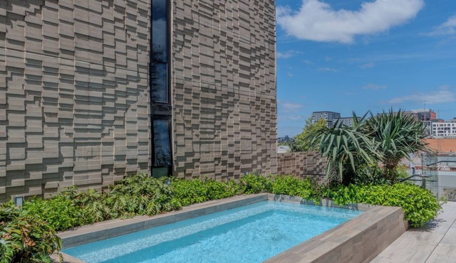 Urban Poolside Retreat | Sleep 6 | Free Parking