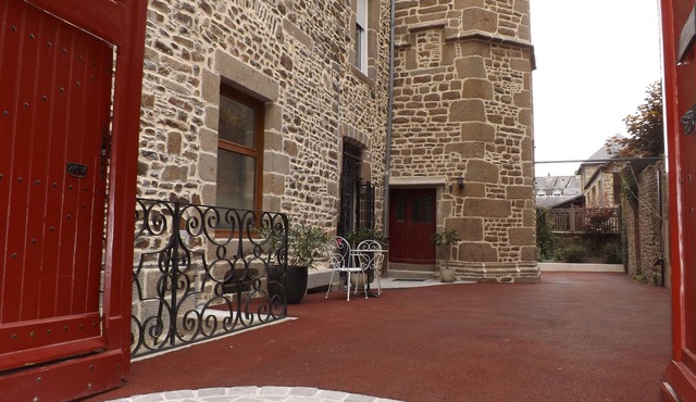Urban premium ground floor cottage for 2-6 pers historic Fougeres, Label House of Fr.