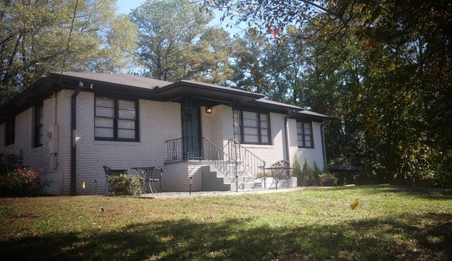 Urban Ranch, at the Treasure House . 7 bed 3 bath 2 kitchen + basement suite