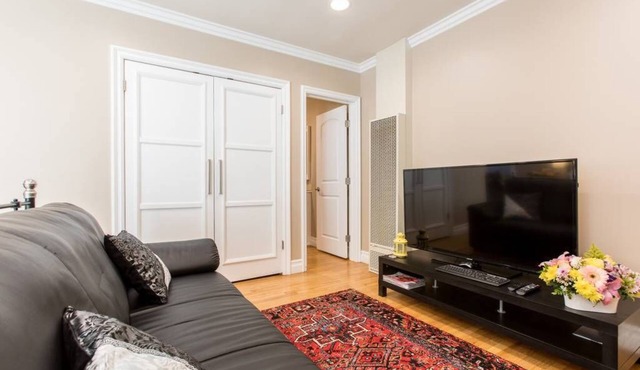 Urban Refuge - Opulent Retreat with Full Gourmet Kitchen & Washer/Dryer Inside