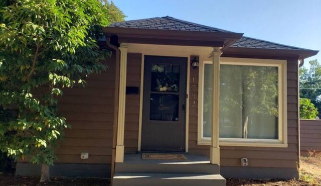 Urban Retreat! 1 mi to downtown. 2.5 mi to University of Oregon/Autzen stadium