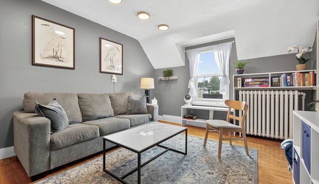 Urban Retreat 1BD + Sleeper Sofa Close to Airport & Downtown Pets Ok