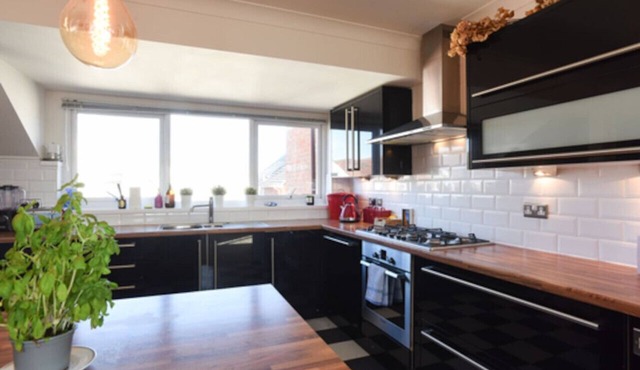 Urban Retreat | 3BR w/Balcony | FREE Parking!