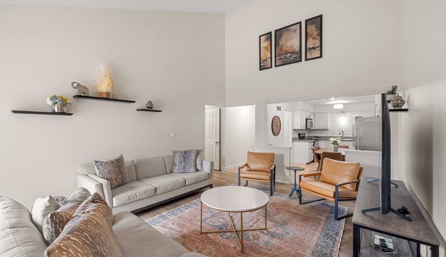 URBAN RETREAT - 4 BEDROOM HOUSE, FAMILY FRIENDLY with ARCADE, GAMES.