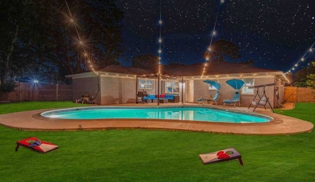 Urban Retreat 4BRs Resort with Pool Hobby Airport