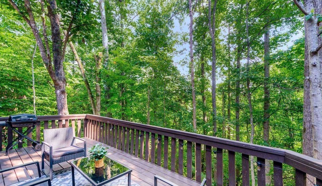 Urban Retreat-7 miles to UT!! King Bed-Two Decks-BBQ Grill-Family Friendly!
