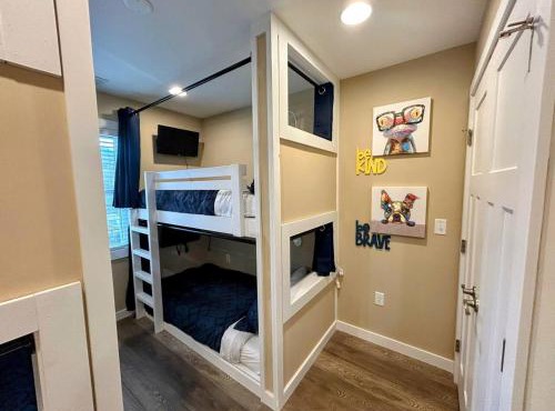 Urban Retreat Downtown Gem, Walk Everywhere, Custom Bunk Room, Hot Tub, Train & Mountain View, Near National Park Entrance