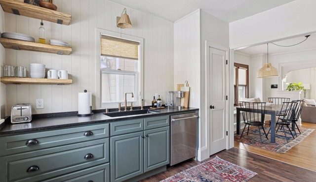 Urban Retreat- Entire House. King beds. Central location.