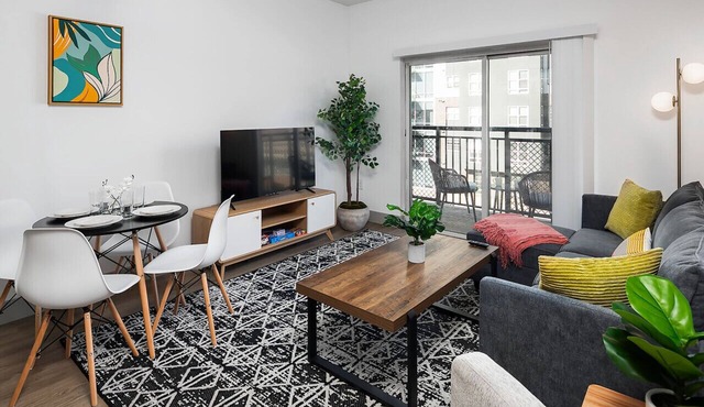 Urban Retreat | Free WiFi+Parking, Walk to Stadium