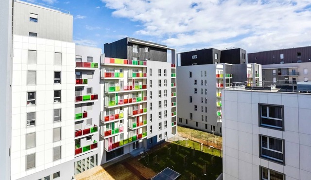 Urban Retreat in Lyon's Vibrant 7th Arrondissement