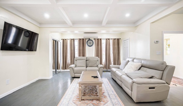 Urban Retreat-Steps to Subway, 10 Mins to JFK/LGA & Manhattan + Free Parking!