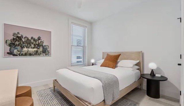 Urban Retreat w/Kitchen & Washer—Explore San Antonio Downtown