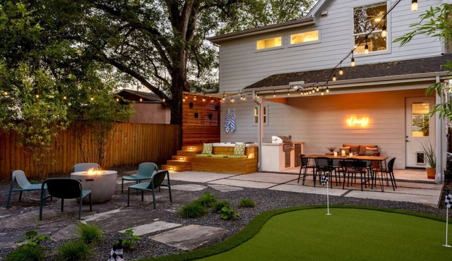 Urban retreat w/Spa, Movie, Mini-Golf in DT/6th St