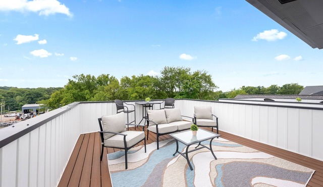 Urban Rooftop of Downtown (1014 Franklin St)
