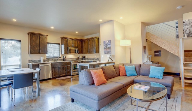 Urban Roundabout - Hot Tub, A/C, Modern, Walk to Galveston, Newport Ave & Downtown