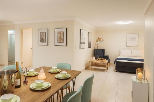 Urban Silver Haven Sleek stay - 1 Min to Station With TV projector Game space and high speed internet - Shared bathroom with ONLY ONE other room