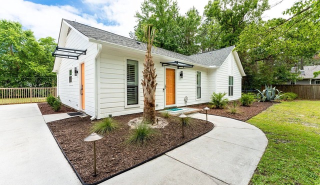Urban Sophistication, Tropical Vibes, Hot Tub, Close to Beach! Clean!