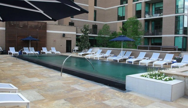 Urban Spa Haven: 4 Spacious Rooms with Pool, Steakhouse & Steps from Katy Trail