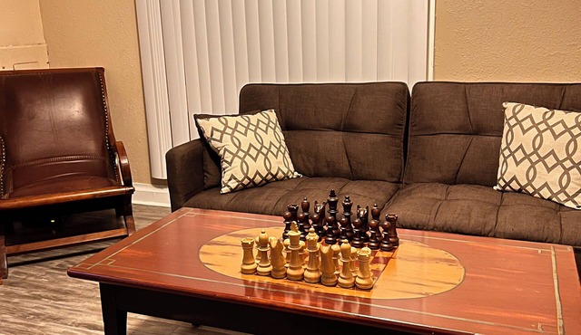 Urban Suburbia- quick drive to restaraunts, grocery store,