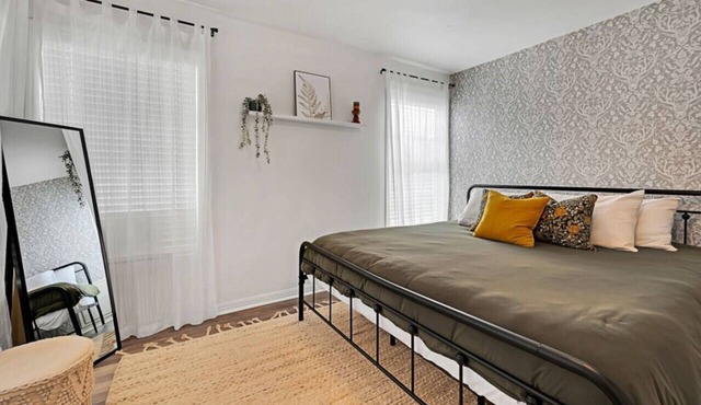 Urban Suite | An Inviting 1-Bedroom City Escape
