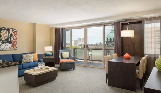 Urban Suite Perfect for Shopping and Dining in Philly, Pets are Welcome For Free