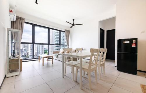 Urban Suites Georgetown Penang - Affordable & Cozy Stay with High Floor-Sea & Penang Bridge View