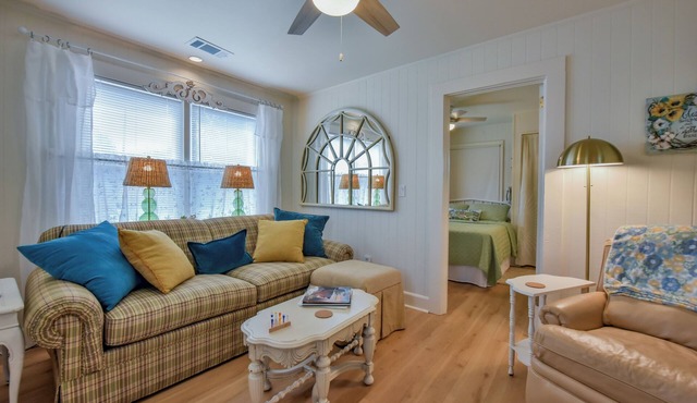 Urban Treetop Cottage - Book for Football Season and more!