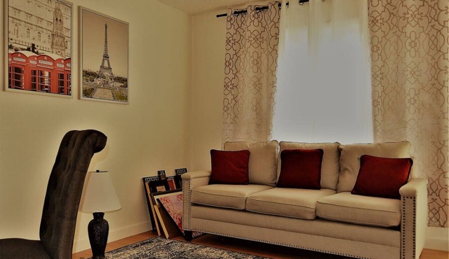Urbana: charming, well-lit 2-bed, 1.5 bath apartment in central Grand Forks.