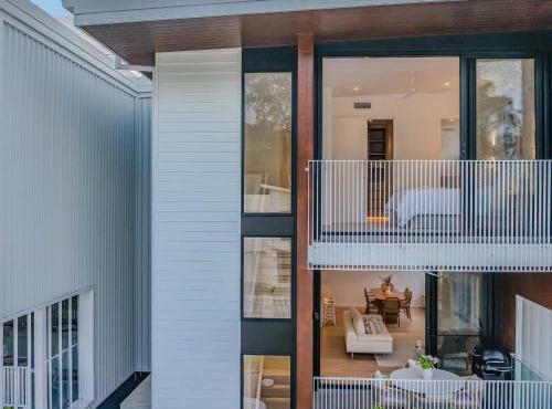 Urbanstayz - Lakehouse No 2- Lakefront Luxury Escape Villa - Pet Friendly