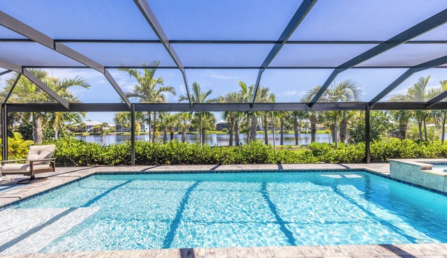 Urlaub Haus, Beautifully Remodeled, Lake-Front Pool Home