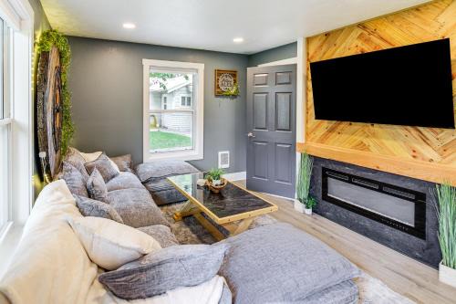 Walk to Campus and Riverfront Park Missoula Gem!