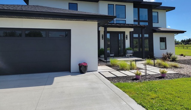 US Senior Open-ready. Large capacity with heated pool & hot tub.