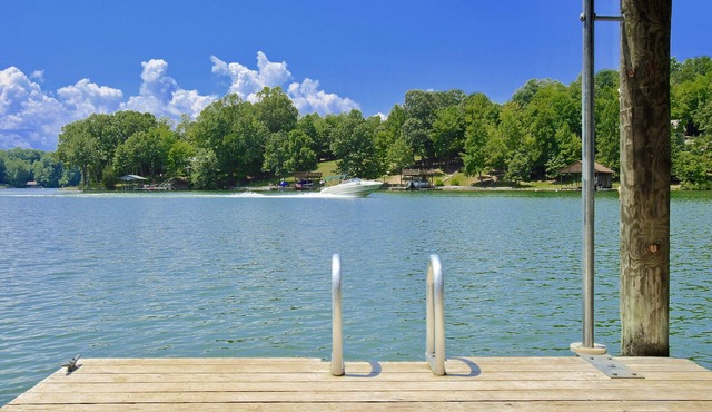 USAF VETERAN OWNED - DEEP WATER, HUGE HOME, Fire Pit, WiFi, Kayaks/SUP's!