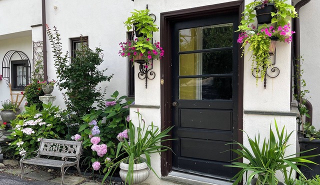 Ushmila's Nest- private entrance, bedroom & bathroom