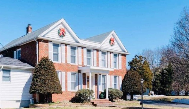 USNA Stay w indoor Soft Hot Tub, Private Pool, King Beds & CHILD FRIENDLY GEAR