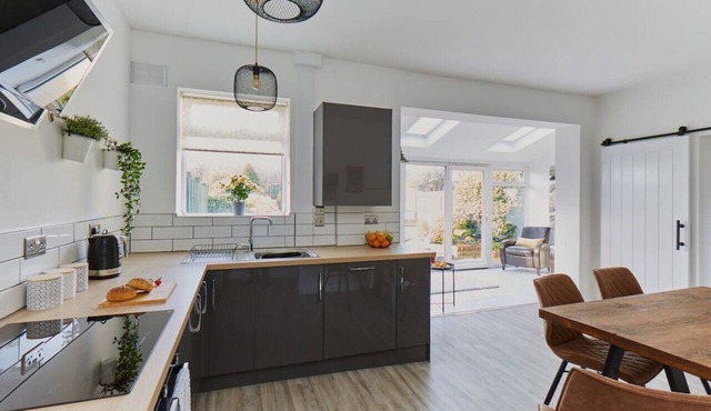 uSnooz | Spacious Huddersfield Home close to M62