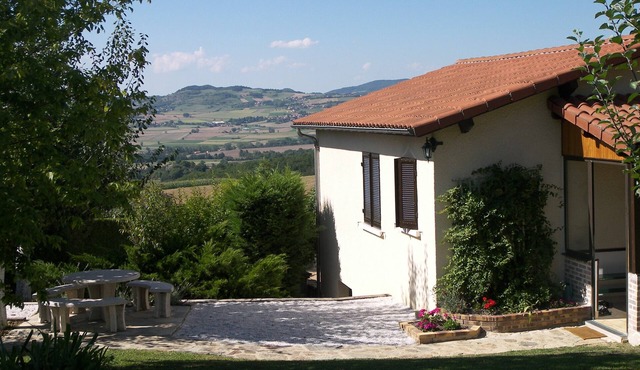Usson, quiet quiet village, for rent comfortable house, superb view.